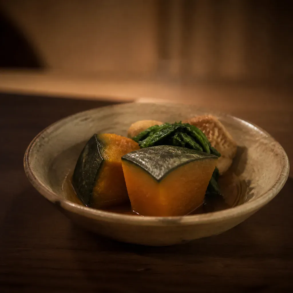 温かい湯気が立つ和食の小鉢料理